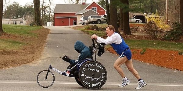 Dick Hoyt empuja a Rick Hoyt mientras compiten en el Maratón de Boston 2008 el 21 de abril de 2008 en Hopkinton, Massachusetts. (Elsa/Getty Images)