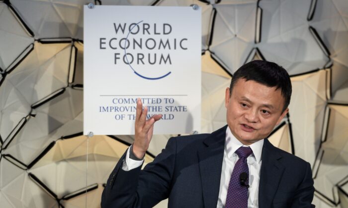 Jack Ma, presidente de Alibaba Group, durante una sesión de un panel en la reunión anual del Foro Económico Mundial (FEM) en Davos, al este de Suiza, el 23 de enero de 2019. (Fabrice Coffrini/AFP vía Getty Images)