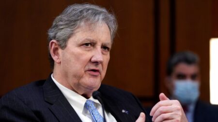 Senador Kennedy: Si Biden retoma las políticas de inmigración de Trump la crisis puede «arreglarse»