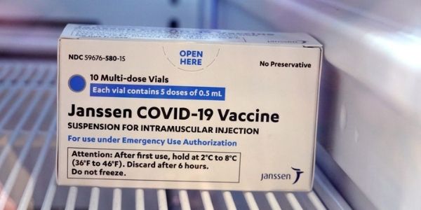La vacuna Johnson & Johnson COVID-19 se almacena para su uso con los empleados de United Airlines en la clínica de United en el Aeropuerto Internacional O'Hare el 09 de marzo de 2021 en Chicago, Illinois. (Scott Olson/Getty Images)