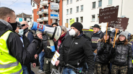 Multitudes protestan contra las restricciones por el COVID-19 en toda Europa