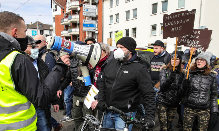 Ciudadanos se reúnen en una manifestación para exigir el fin de las medidas restrictivas contra el virus del PCCh en Kassel, en el centro de Alemania, el 20 de marzo de 2021. (Armando Babani/AFP a través de Getty Images)