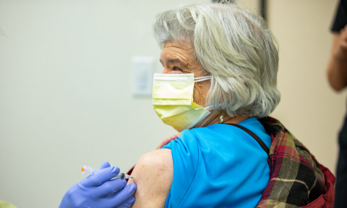 Constance Klein recibe la vacuna de Moderna en la clínica Lestonnac Free, en Orange, California (EE.UU.), el 9 de marzo de 2021. (John Fredricks/The Epoch Times)