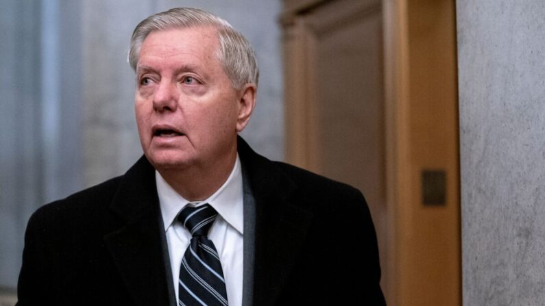 El senador Lindsey Graham (R-S.C.) llega al Capitolio de Estados Unidos para el quinto día del segundo juicio de impeachment del expresidente estadounidense Donald Trump en Washington, el 13 de febrero de 2021. (Stefani Reynolds/AFP vía Getty Images)
