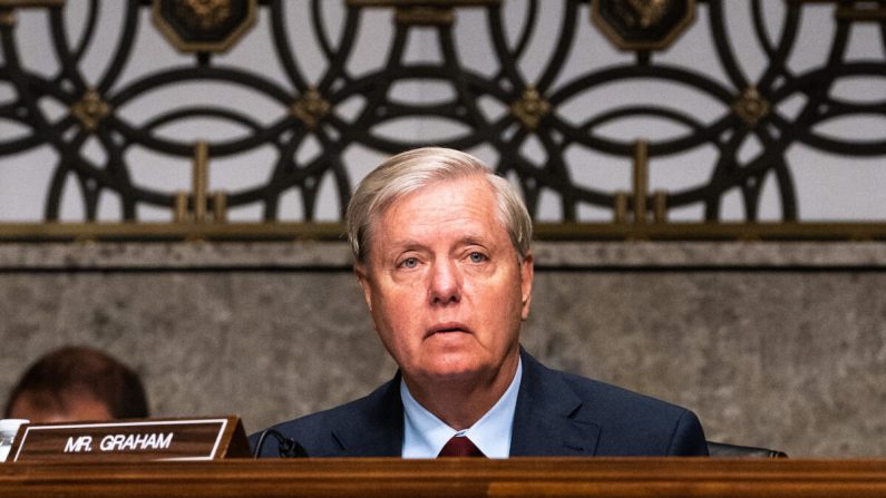 El senador Lindsey Graham (R-S.C.) escucha durante una audiencia del subcomité de Asignaciones del Senado en el Capitolio, en Washington el 16 de septiembre de 2020. (Anna Moneymaker-Pool/Getty Images)
