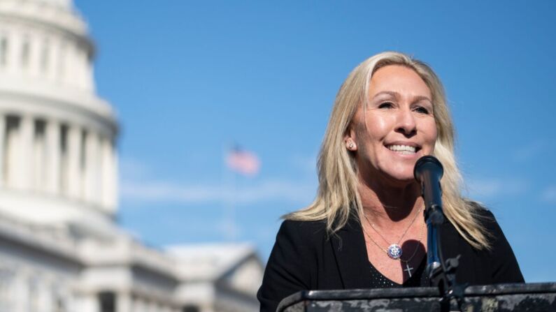 La representante estadounidense Marjorie Taylor Greene, republicana de Georgia, habla durante una conferencia de prensa en el Capitolio, el 5 de febrero de 2021, en Washington, D. C. (ALEX EDELMAN/AFP a través de Getty Images)