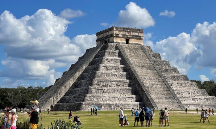 Turistas visitando en el sitio arqueológico de Chichén Itzá en México el 5 de marzo de 2021 (Daniel SLIM / AFP a través de Getty Images)