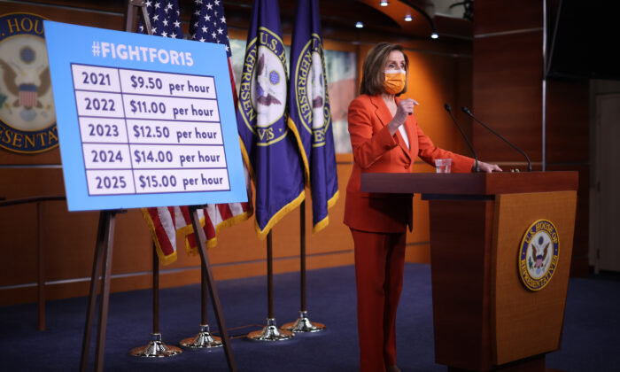 La presidenta de la Cámara de Representantes, Nancy Pelosi (D-Calif.), realiza su conferencia de prensa semanal un día después de que el Congreso aprobara un paquete de estímulo relacionado con COVID de 1.9 billones de dólares en el Capitolio de EE. UU. en Washington, el 11 de marzo de 2021. (Chip Somodevilla/Getty Images)