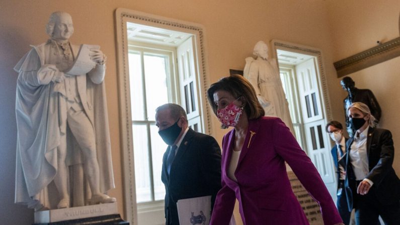 La presidenta de la Cámara de Representantes, Nancy Pelosi (D-Calif.) camina hacia el lado de la Cámara del Capitolio de los EE. UU. en Washington, el 9 de marzo de 2021. (ANDREW CABALLERO-REYNOLDS/AFP a través de Getty Images)