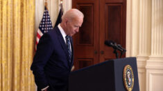Fotos muestran las notas utilizadas por Biden durante su primera conferencia de prensa en solitario