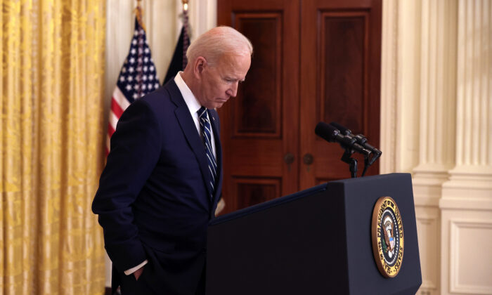 El presidente Joe Biden habla con los periodistas durante la primera conferencia de prensa de su presidencia en el Salón Este de la Casa Blanca en Washington, el 25 de marzo de 2021. (Chip Somodevilla/Getty Images)