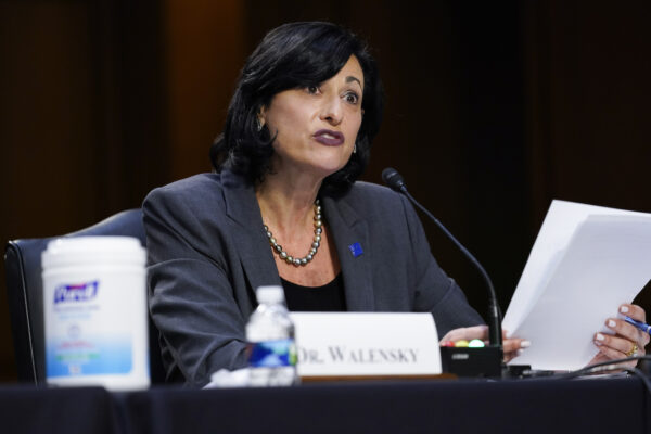 Rochelle Walensky, directora de los Centros para el Control y la Prevención de Enfermedades (CDC), testifica durante una audiencia en el Senado sobre la respuesta federal a la pandemia, en el Capitolio, el 18 de marzo de 2021. (Susan Walsh/Pool/Getty Images)