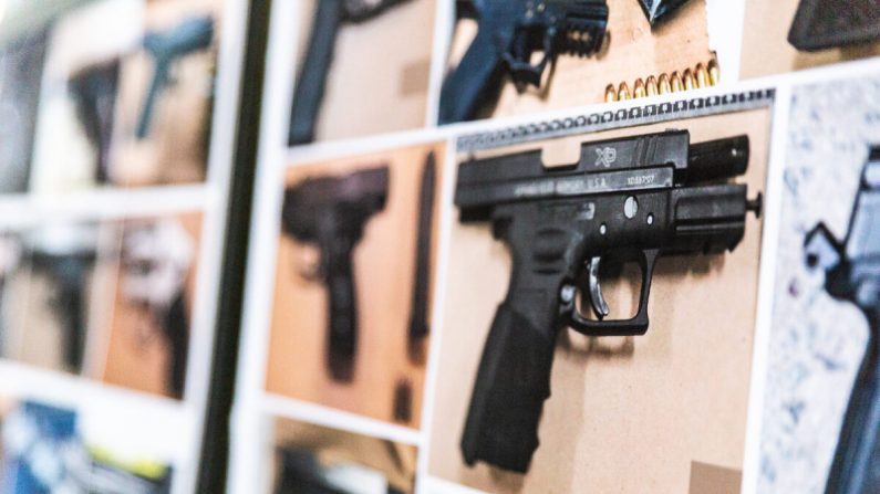 Las armas incautadas por el Departamento de Policía de Santa Ana se exhiben para un evento de prensa en Santa Ana, California, el 11 de marzo de 2021. (John Fredricks/The Epoch Times)