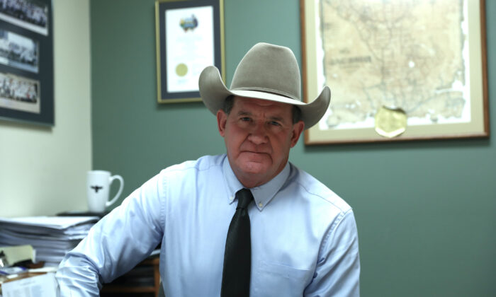 El sheriff del condado de Jackson, A. J. Louderback, en su oficina en Edna, Texas, el 5 de febrero 2021. (Charlotte Cuthbertson/The Epoch Times)