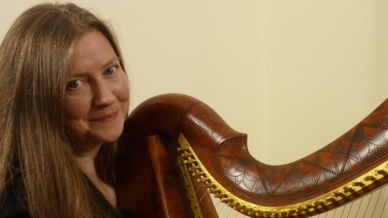 La músico Sylvia Crawford se especializa en tocar el arpa irlandesa temprana, que a diferencia del arpa moderna tiene cuerdas de metal y no tiene mecanismos (Simon Chadwick)
