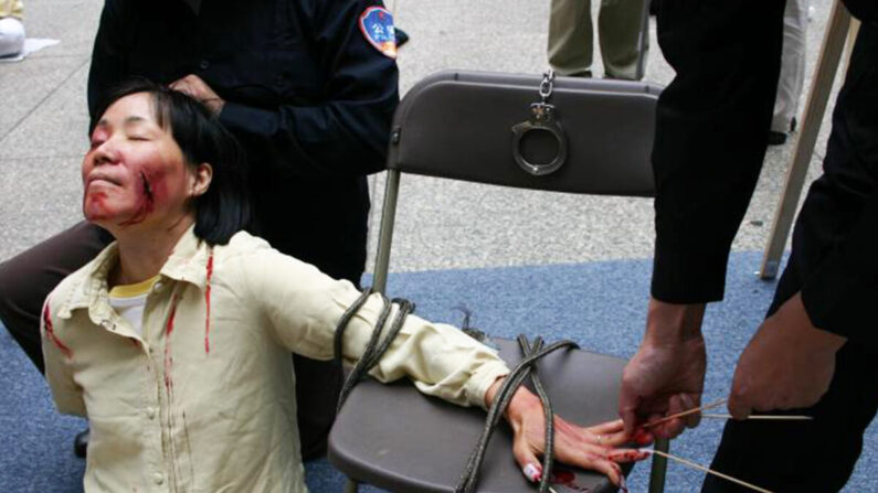Representación de uno de los métodos de tortura empleados por los funcionarios del PCCh para coaccionar a los practicantes de Falun Gong a renunciar a su fe. (Cortesía de Minghui.org)
