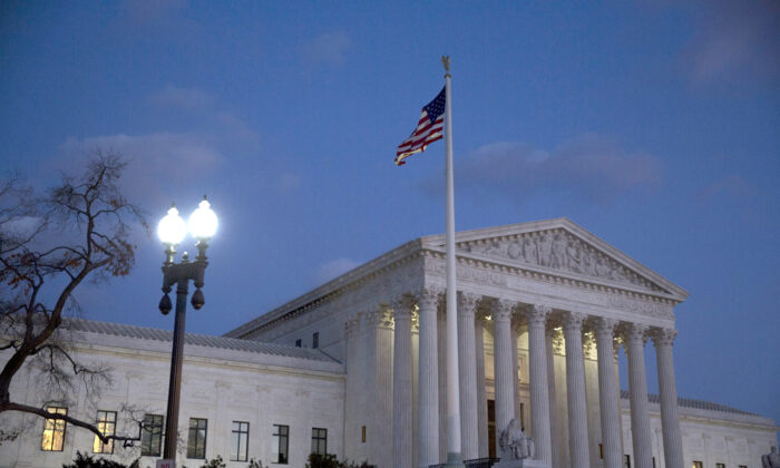 La Corte Suprema de Estados Unidos al anochecer, en Washington, el 13 de febrero de 2016. (Drew Angerer/Getty Images)