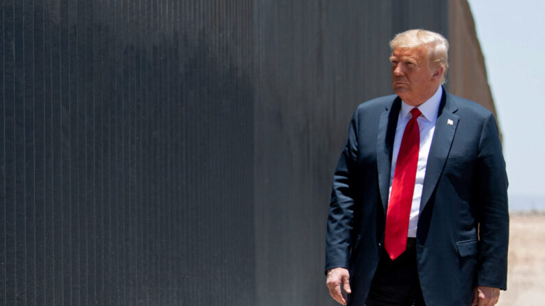 El presidente Donald Trump participa en una ceremonia para conmemorar la milla 200 del muro fronterizo en la frontera internacional con México en San Luis, Arizona, el 23 de junio de 2020. (Saul Loeb/AFP vía Getty Images)