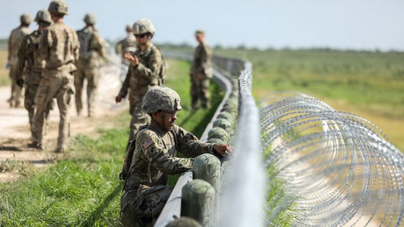 El ejército estadounidense instala alambre de cuchillas en el dique detrás de Granjeno en Texas, justo al norte de la frontera entre Estados Unidos y México el 7 de noviembre de 2018. (Samira Bouaou/The Epoch Times)
