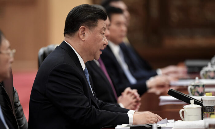 El presidente de China, Xi Jinping, habla con el primer ministro de Japón, Shinzo Abe, (no en la foto) durante una reunión en el Gran Salón del Pueblo el 23 de diciembre de 2019 en Beijing, China. (Noel Celis - Pool/ Getty Images)