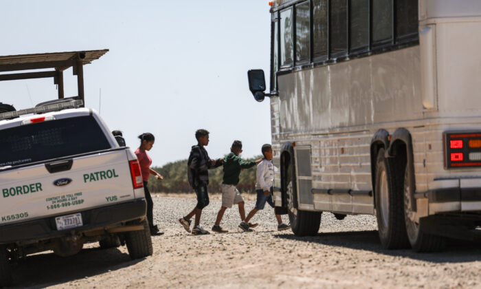 Un autobús recoge a un grupo de extranjeros ilegales en la Patrulla Fronteriza cerca de la frontera entre Estados Unidos y México en Yuma, Arizona, el 13 de abril de 2019. (Charlotte Cuthbertson/The Epoch Times)