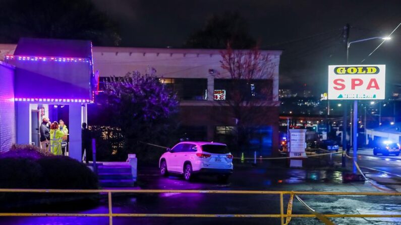 La policía acude al lugar donde al menos ocho personas resultaron muertas en ataques a tres salones de masajes asiáticos en la ciudad estadounidense de Atlanta y donde las autoridades han detenido ya al supuesto responsable. EFE/ Erik S. Lesser