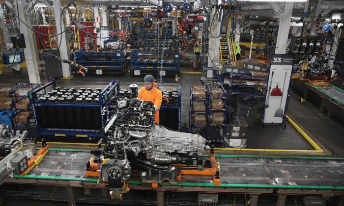 Unos trabajadores ensamblan vehículos Ford en la planta de ensamblaje de la compañía en Chicago (Illinois) el 24 de junio de 2019. (Scott Olson/Getty Images)