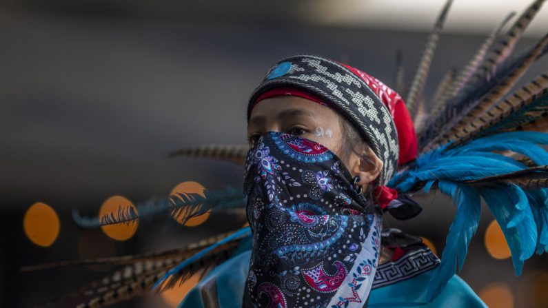 Un danzante azteca participa en una marcha el 1 de mayo de 2019 en Los Ángeles, California. (David McNew/Getty Images)
