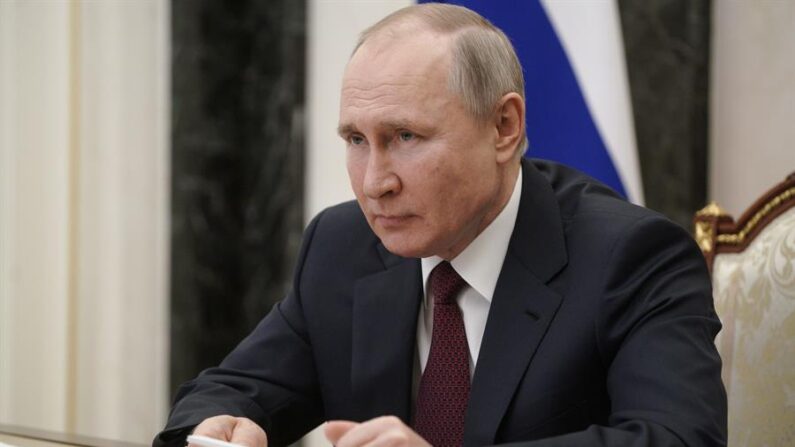 El líder ruso, Vladimir Putin, asiste a una reunión sobre el desarrollo social y económico de Crimea y Sebastopol, a través de una teleconferencia, en el Kremlin de Moscú, Rusia, el 18 de marzo de 2021. (EFE/EPA/ALEXEI DRUZHININ / SPUTNIK / KREMLIN POOL MANDATORY CREDIT)