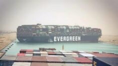 Al menos 15 barcos están bloqueados por nave atravesada en Canal de Suez