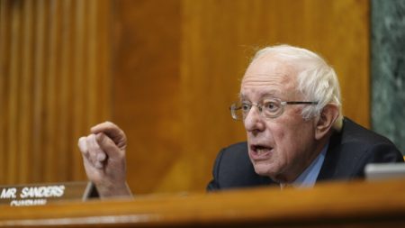 Sanders planea impugnar a la parlamentaria y presionar el voto para el salario mínimo de 15 dólares