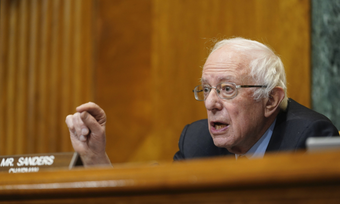 El presidente del Comité de Presupuesto del Senado, el senador Bernie Sanders, I-Vt. habla durante una audiencia en el Capitolio sobre el examen de salarios en grandes corporaciones rentables, el 25 de febrero de 2021, en Washington. (Susan Walsh-Pool/Getty Images)