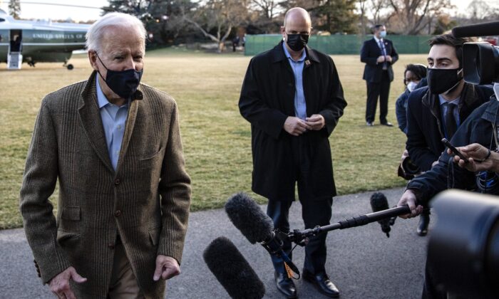 El presidente de Estados Unidos, Joe Biden, se detiene para hablar con los medios de comunicación tras bajar del Marine One en el Jardín Sur de la Casa Blanca en Washington el 14 de marzo de 2021. (Tasos Katopodis/Getty Images)