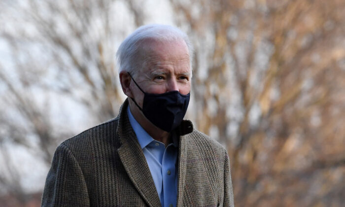 El presidente de EE.UU., Joe Biden, camina por el Jardín Sur al regresar a la Casa Blanca en Washington, el 14 de marzo de 2021. (Olivier Douliery/AFP vía Getty Images)