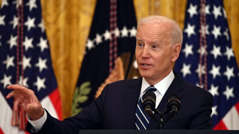 El presidente Joe Biden responde a una pregunta durante su primera rueda de prensa en la Sala Este de la Casa Blanca en Washington el 25 de marzo de 2021. (Jim Watson/AFP vía Getty Images)
