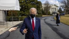 La Casa Blanca empezará a actuar sobre reparaciones sin el Congreso, dice asesor principal de Biden
