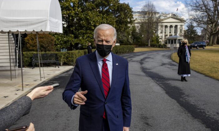 El presidente Joe Biden habla con los periodistas mientras sale de la Casa Blanca en Washington el 27 de febrero de 2021. (Tasos Katopodis/Getty Images)