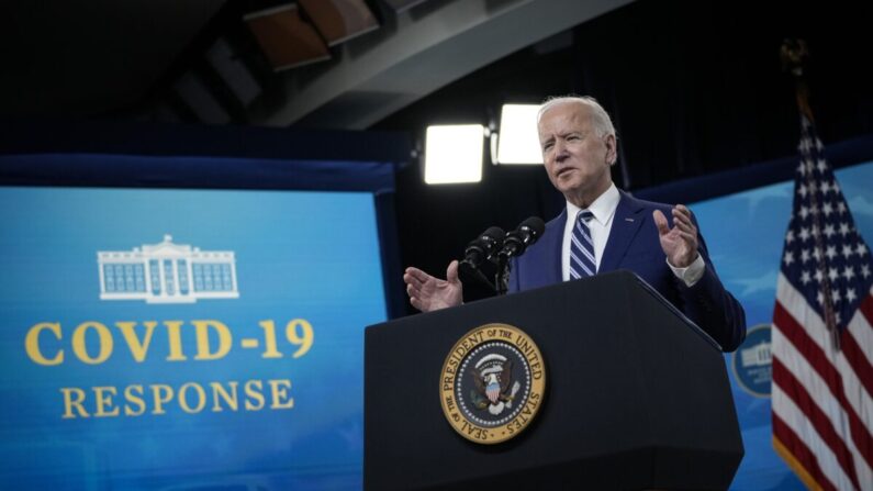 El presidente Joe Biden pronuncia un discurso sobre la respuesta al COVID-19 y el estado de las vacunas en el auditorio South Court del complejo de la Casa Blanca en Washington el 29 de marzo de 2021. (Drew Angerer/Getty Images)
