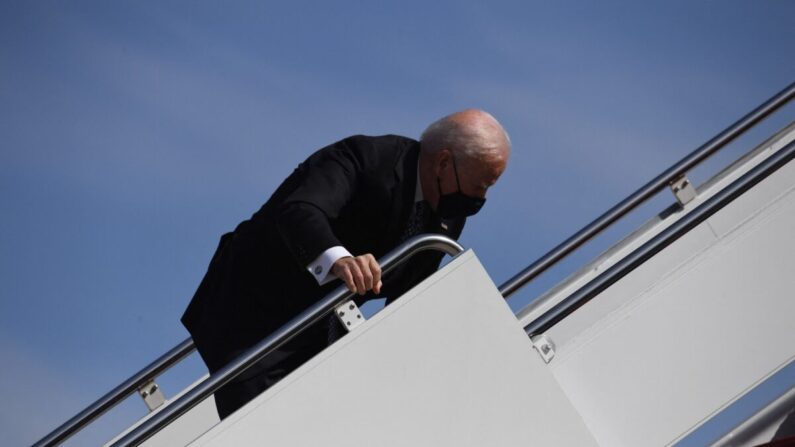 El presidente Joe Biden tropieza mientras sube al Air Force One en la Base Conjunta Andrews en Maryland el 19 de marzo de 2021. (Eric Baradat/AFP vía Getty Images)

