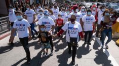 Fotografían a migrantes con playeras de “Biden, por favor déjanos entrar” en frontera México-EEUU