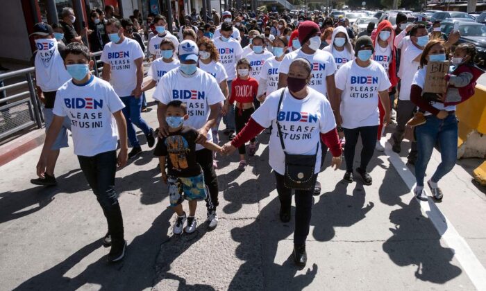 Migrantes realizan una manifestación exigiendo a Estados Unidos políticas migratorias más claras en la aduana de San Ysidro en Tijuana, México, el 2 de marzo de 2021. (Guillermo Arias/AFP vía Getty Images)