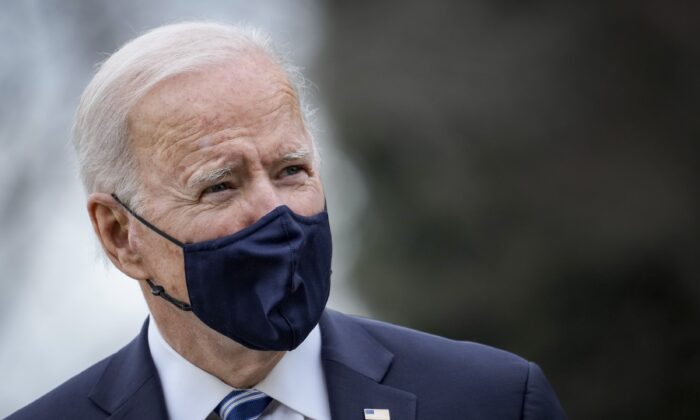 El presidente Joe Biden se detiene brevemente para hablar con la prensa mientras camina hacia el Marine One en el Jardín Sur de la Casa Blanca en Washington, D.C., el 16 de marzo de 2021. (Drew Angerer/Getty Images)