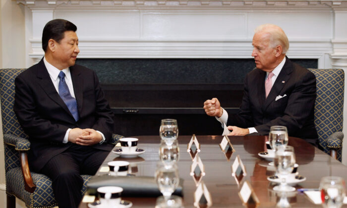El entonces vicepresidente de Estados Unidos, Joe Biden (dcha.), y el entonces vicepresidente de China, Xi Jinping, conversan durante una reunión bilateral con otros funcionarios estadounidenses y chinos en la Sala Roosevelt de la Casa Blanca el 14 de febrero de 2012. (Chip Somodevilla/Getty Images)