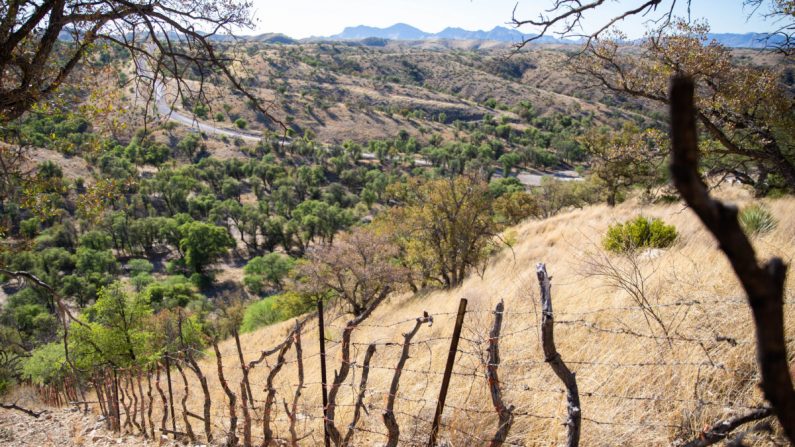 La frontera entre México y Estados Unidos donde la valla se convierte en una pequeña alambrada, al oeste de Nogales, Arizona, el 23 de mayo de 2018. (Samira Bouaou/The Epoch Times)
