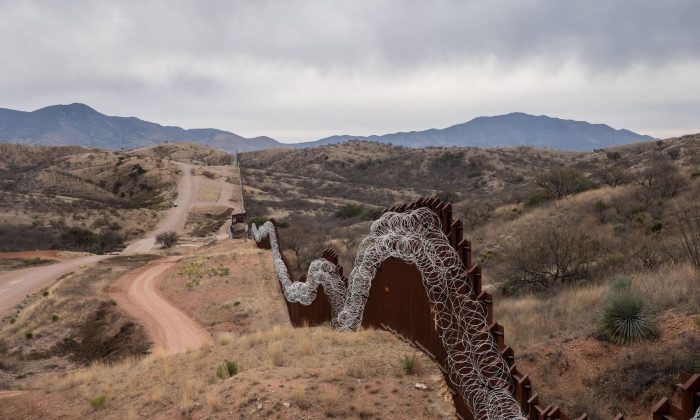 Una vista general de la valla fronteriza de Estados Unidos, cubierta de alambre de púas, que separa a Estados Unidos y México, en las afueras de Nogales, Arizona, el 9 de febrero de 2019. (Ariana Drehsler/AFP/Getty Images)