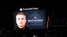 Tucker Carlson muestra imágenes del oficial Brian Sicknick caminando el 6 de enero en el Capitolio