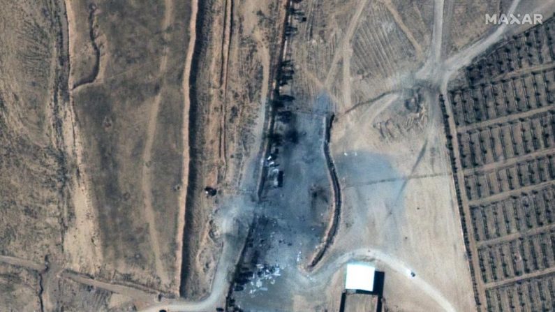Una imagen de satélite facilitada por MAXAR Technologies muestra un primer plano de los edificios destruidos en el paso fronterizo entre Irak y Siria tras los ataques aéreos estadounidenses, el 26 de febrero de 2021. (EFE/EPA/IMAGEN SATELITAL 2020 MAXAR TECHNOLOGIES)