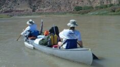 Maestra de Panamá cruza el río en canoa para dar clases a alumnos indígenas durante la pandemia