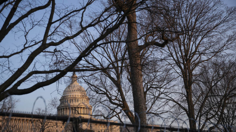 El exterior del edificio del Capitolio de EE. UU. al atardecer en Washington, el 8 de marzo de 2021. (Sarah Silbiger/Getty Images)