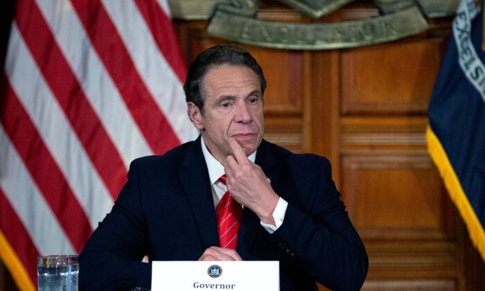 El gobernador del estado de Nueva York, Andrew Cuomo, habla durante su conferencia de prensa diaria en Albany, N.Y., el 1 de mayo de 2020. (Stefani Reynolds/Getty Images)